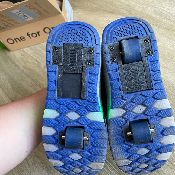 Light up sneakers with wheels - Picture 6 of 8